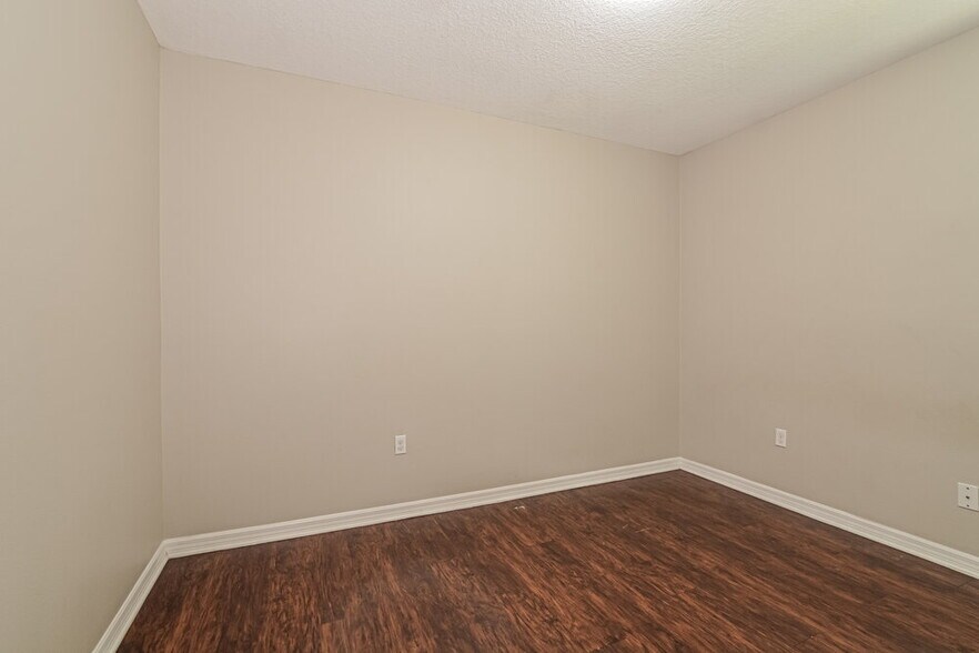 Building Photo - 220 Daigledog Dr