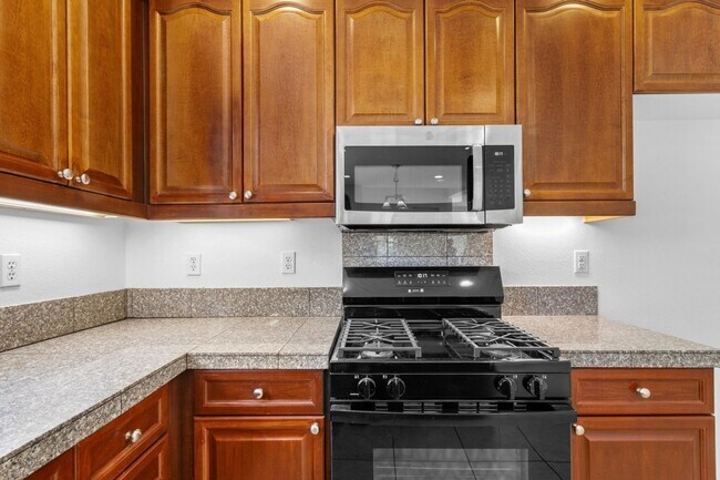 Building Photo - AVAILABLE NOW! GORGEOUS 3 BED / 2.5 BATH in Campanile in Cathedral City!