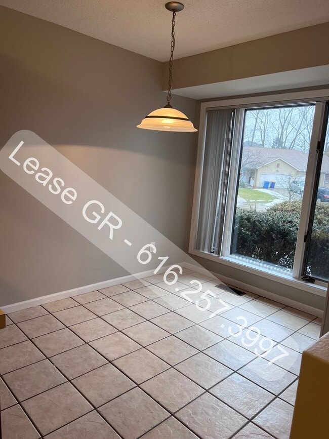 Building Photo - Recently Updated 4 Bedroom Duplex!