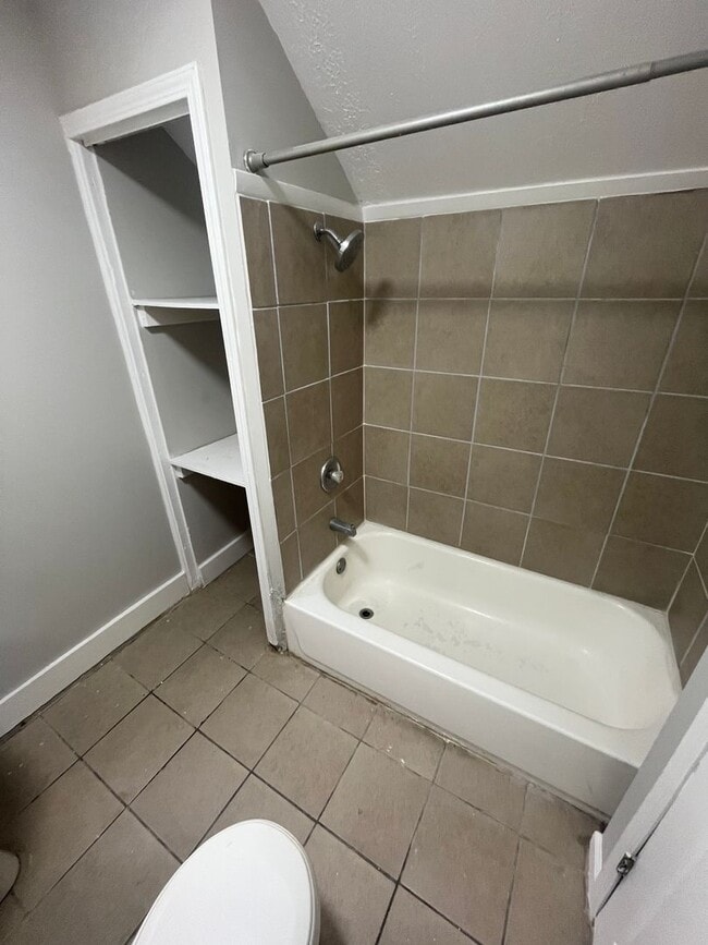 Building Photo - Section 8 Accepted! Spacious newly renovat...