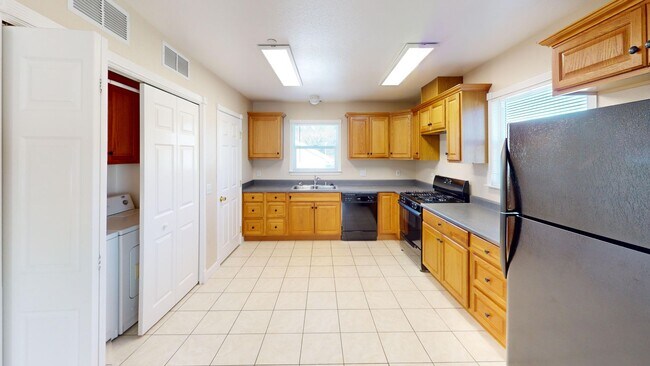 Building Photo - Branch, 367-369