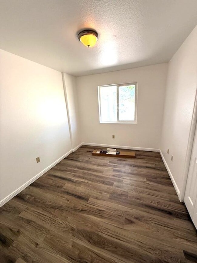 Building Photo - 3 bedroom house in Spring Creek with garage