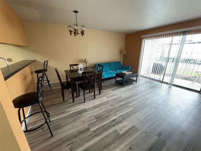 Building Photo - 2814 S Bartell Dr
