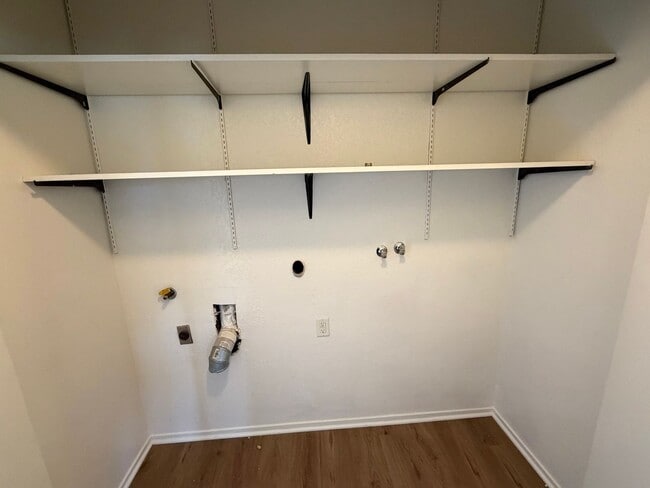 Building Photo - 1310 Lesley Ct