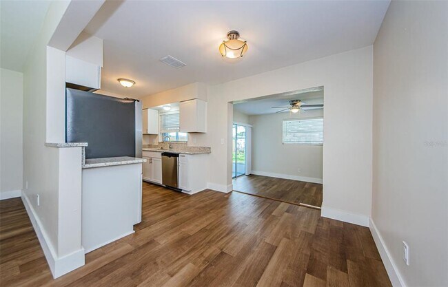 Building Photo - 1310 Robin Hood Ln