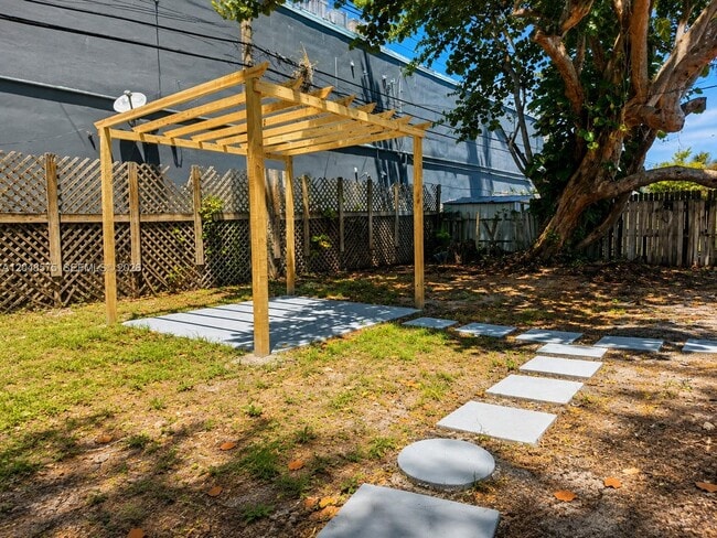 Building Photo - 117 NE 30th Ct