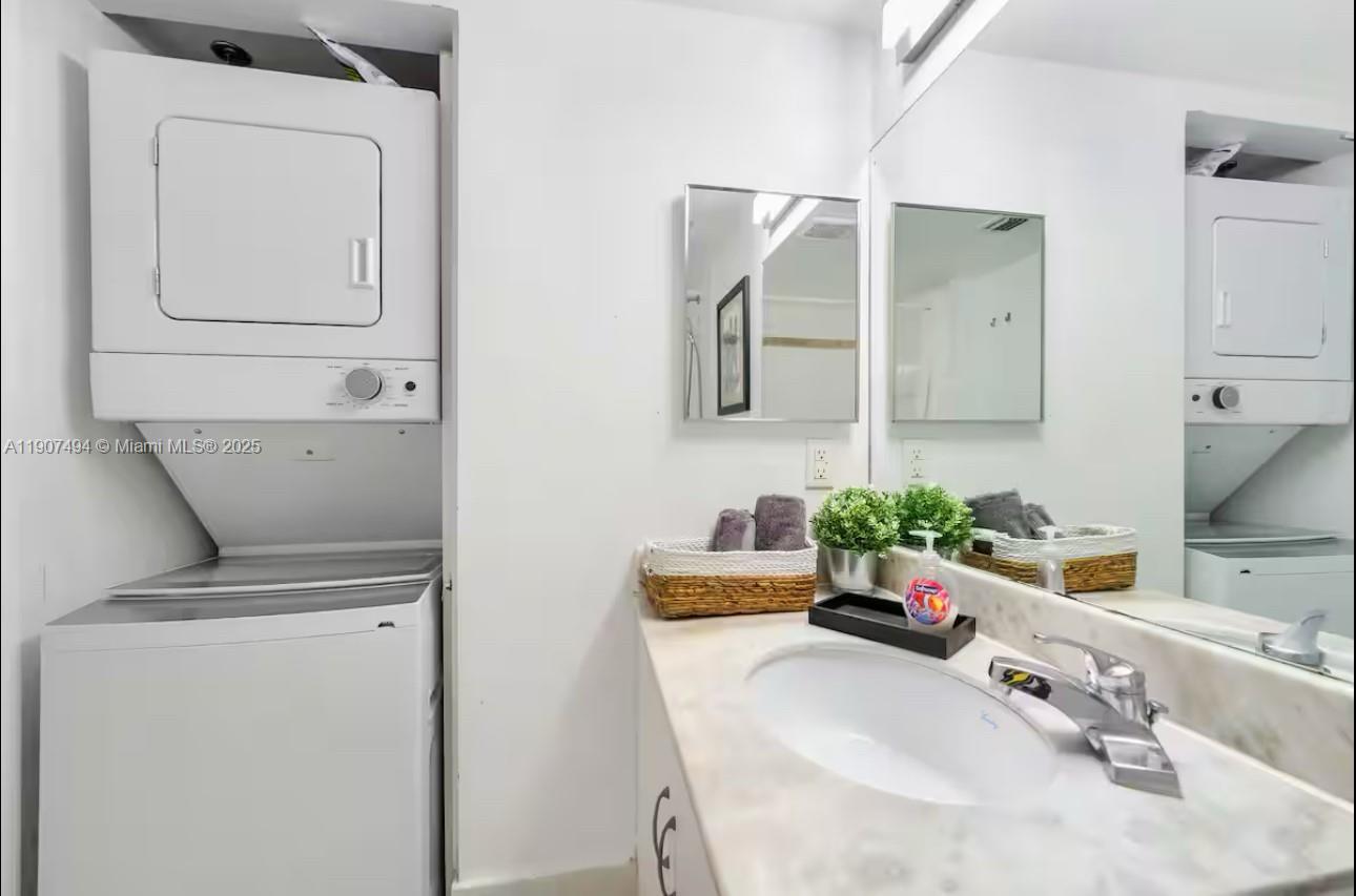 Building Photo - 1200 Brickell Bay Dr