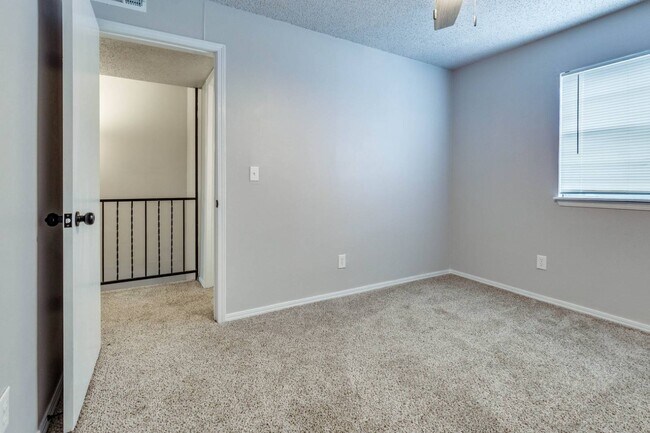 Building Photo - 1229 Lakecrest Dr