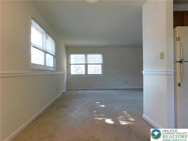 Building Photo - 813 Main St