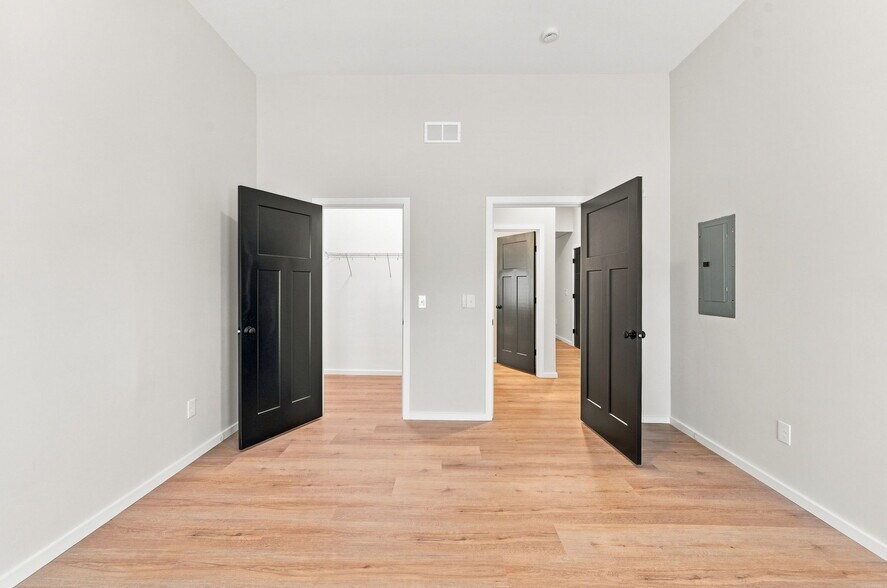Building Photo - 1568 Lonsdale Ave