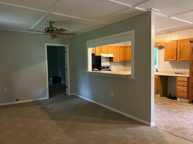 Building Photo - 1 BED 1 BATH PRIVATE RETREAT!
