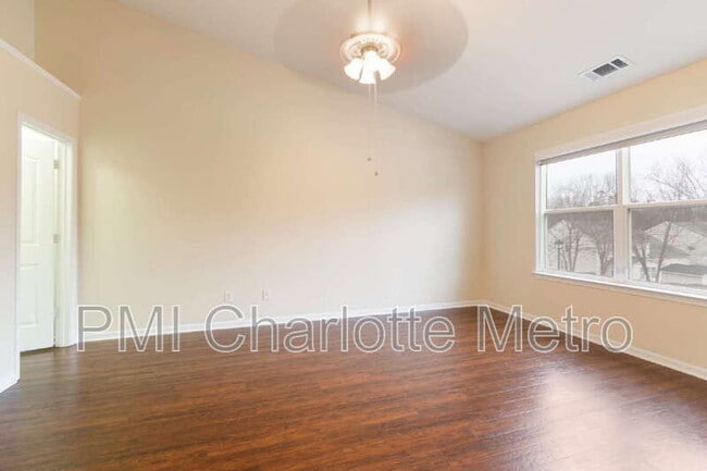 Building Photo - 9344 Greenheather Dr