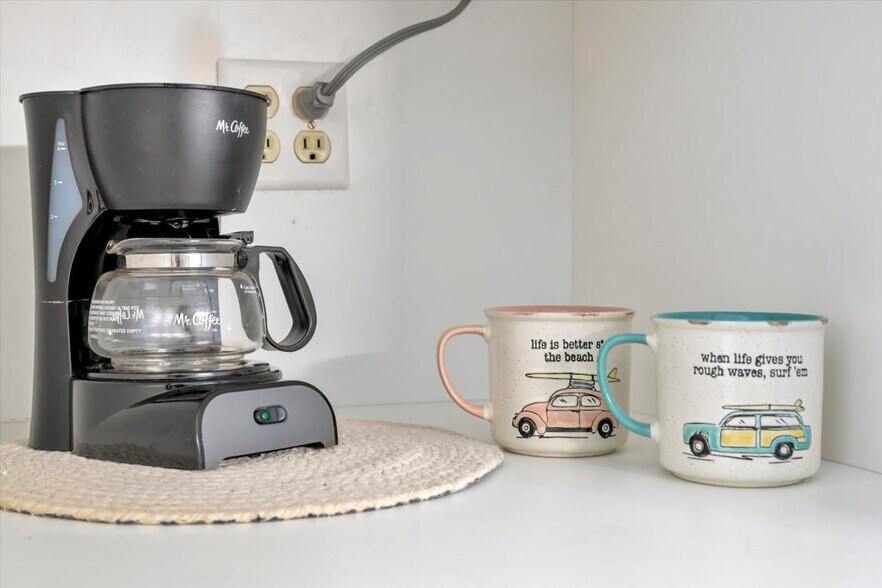 Building Photo - 483 E Shore Dr