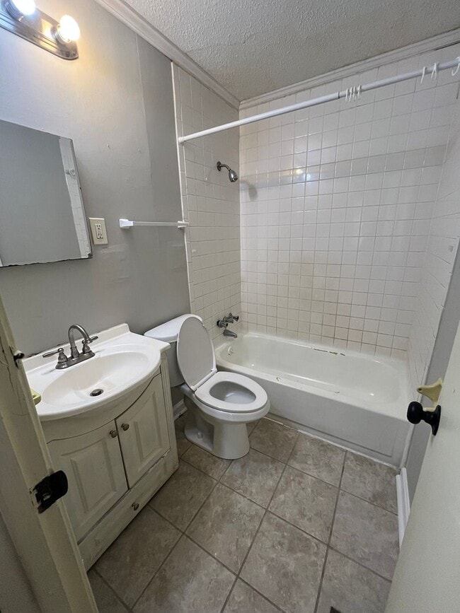 Building Photo - Beautiful House in quite neighborhood