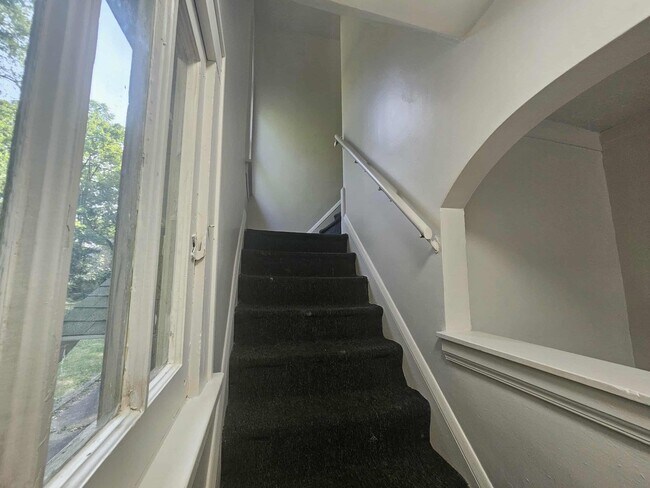 Building Photo - 669 Inman St
