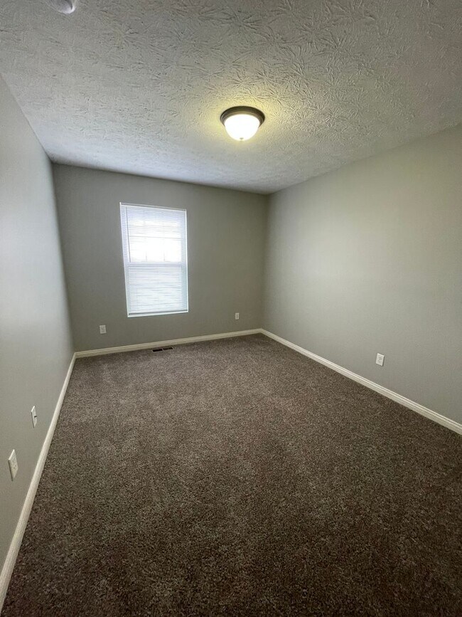 Building Photo - 3 Bedroom Single Family Home