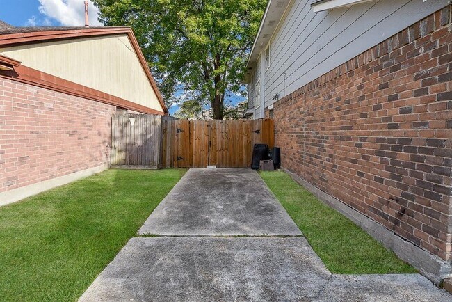 Building Photo - 5631 Fawn Trail Ln