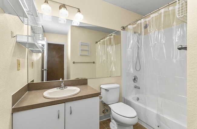 Building Photo - Harbour Point Blvd townhome for rent!