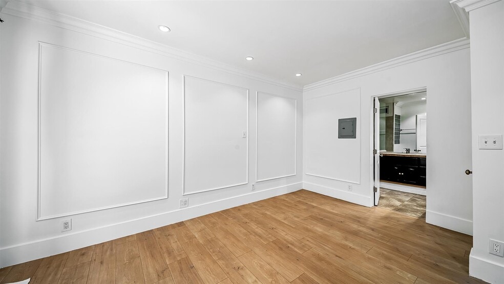 Bedroom - 607 N Windsor Blvd