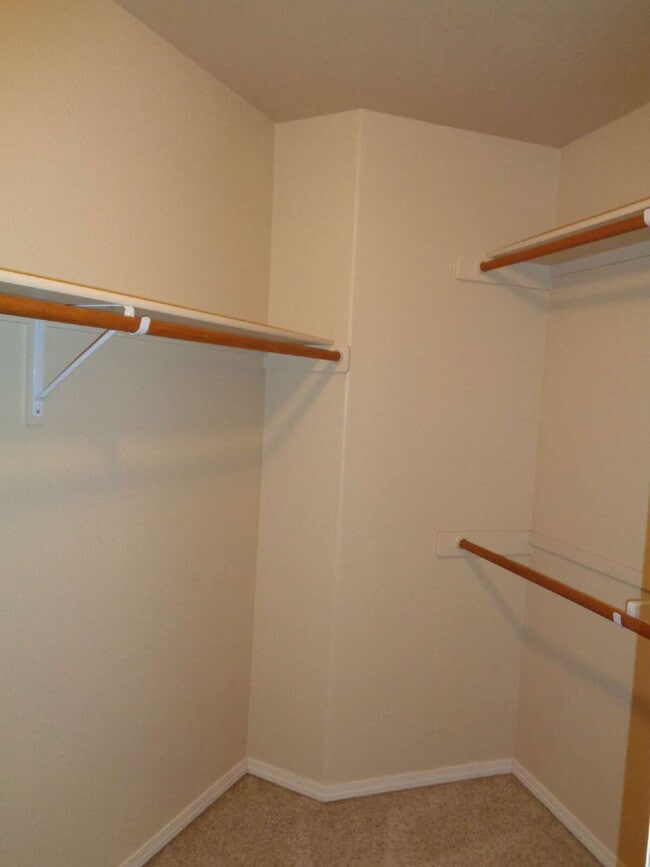 Building Photo - Super location close to shopping, schools,...