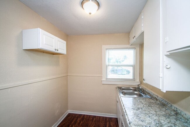 Building Photo - 934 Poinsettia St