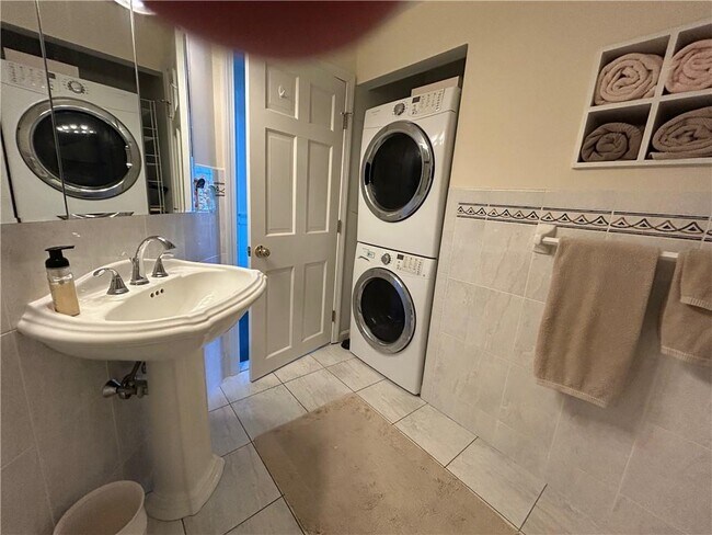 Building Photo - 67 Esmond Ave