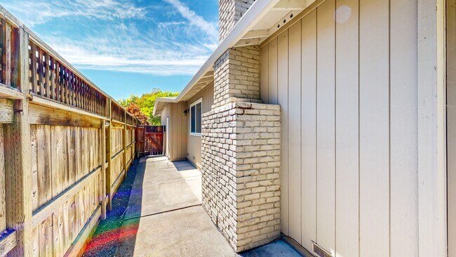 Building Photo - Rincon Valley Single Level, Landscaper Included!