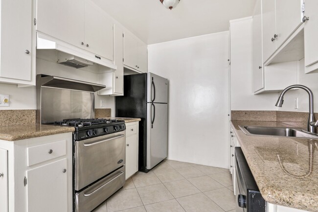 Building Photo - 937 6th St in Santa Monica - North of Wils...
