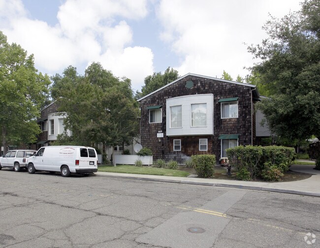 Primary Photo - Holly Courts Apartments