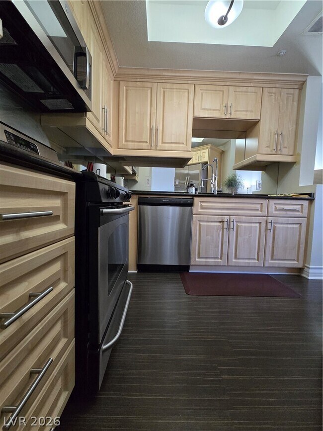 Building Photo - 220 E Flamingo Rd