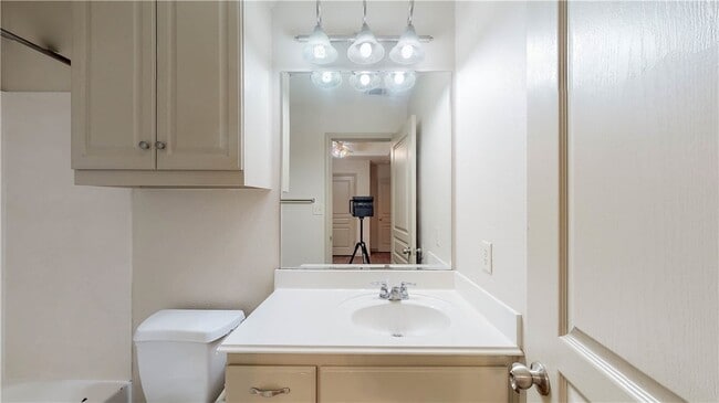 Building Photo - 115 Richards St