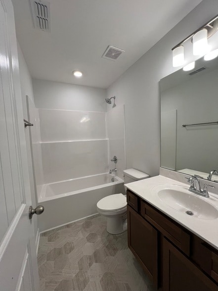 Building Photo - 967 Horse Mountain Rd