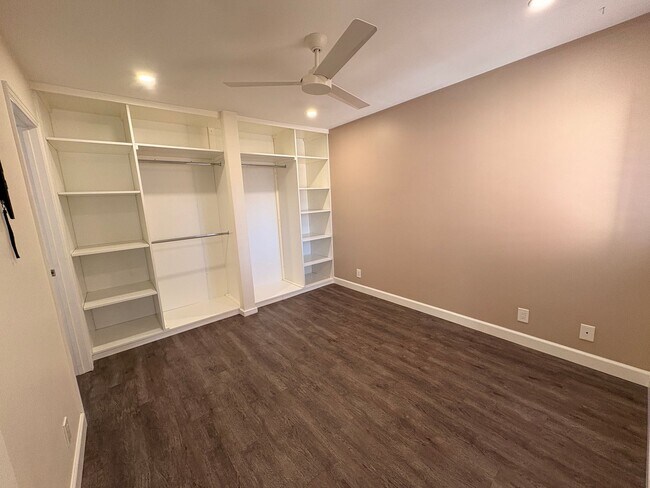 Building Photo - ***MOVE-IN SPECIAL*** AVAILABLE NOW! 2 Bedroom 2 bathroom upstairs unit located in Ontario