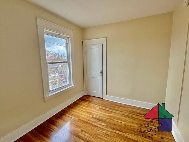 Building Photo - Amazing Two Bedroom in Burlington - $500 OFF FIRST MONTHS RENT WHEN YOU SIGN A LEASE BY 9/15!