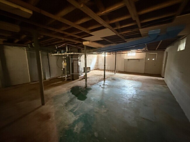 Building Photo - 828 Circle Dr