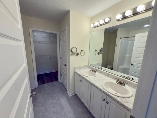 Building Photo - 613 Pershing Dr