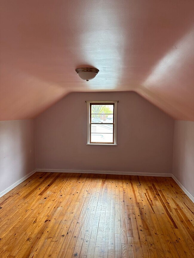 Building Photo - Beautiful house with Mentor charm!