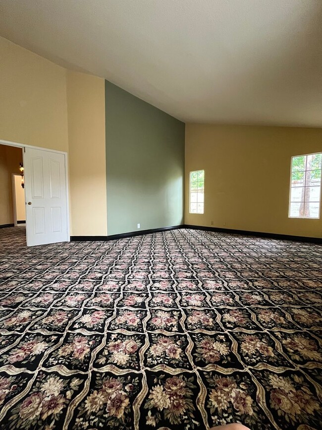 Building Photo - Large , Elegant Single Story House in Pres...