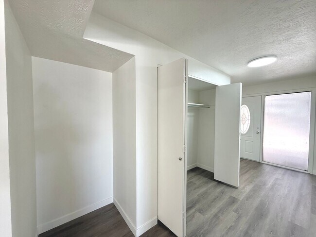 Building Photo - Open House June 20th | 3 Bedroom Townhome in Holladay