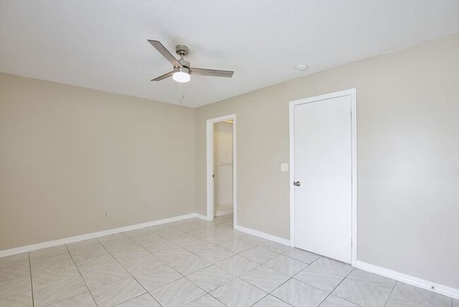 Building Photo - Charming 3/2 Spacious Home Located in the ...