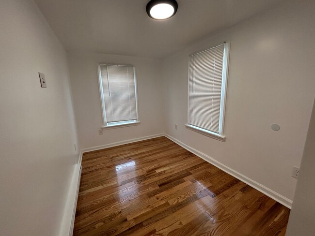 Building Photo - Newly Renovated 5 Bedroom 2 Bathroom Singl...