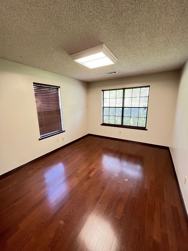 Building Photo - 4 bedrooms and 2 bath home, mature neighborhood, garage, well built and clean