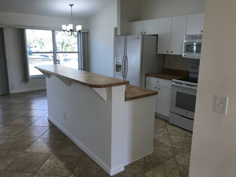 Building Photo - 1739 NW 19th Ter