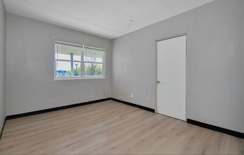 Building Photo - 474 1/2 E Norwich Ave
