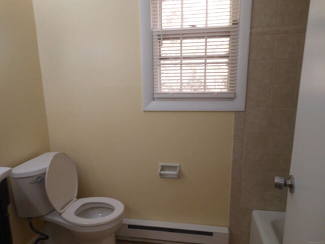 Building Photo - 646 Howe Ave