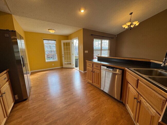 Building Photo - Beautiful spacious home in Waynesville