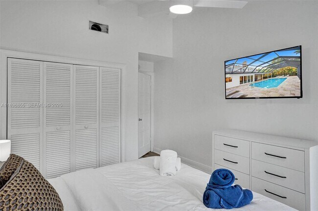 Building Photo - 2120 SW 28th Way