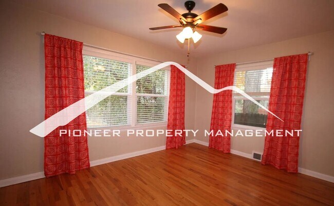 Building Photo - Adorable neighborhood, Updated Main-Level Living in Ivywild, 3BR/2BA, 1 Car Garage and Enclosed Yard