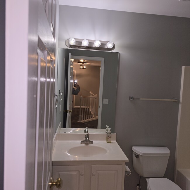 Full bath - 4007 Longbow Ct