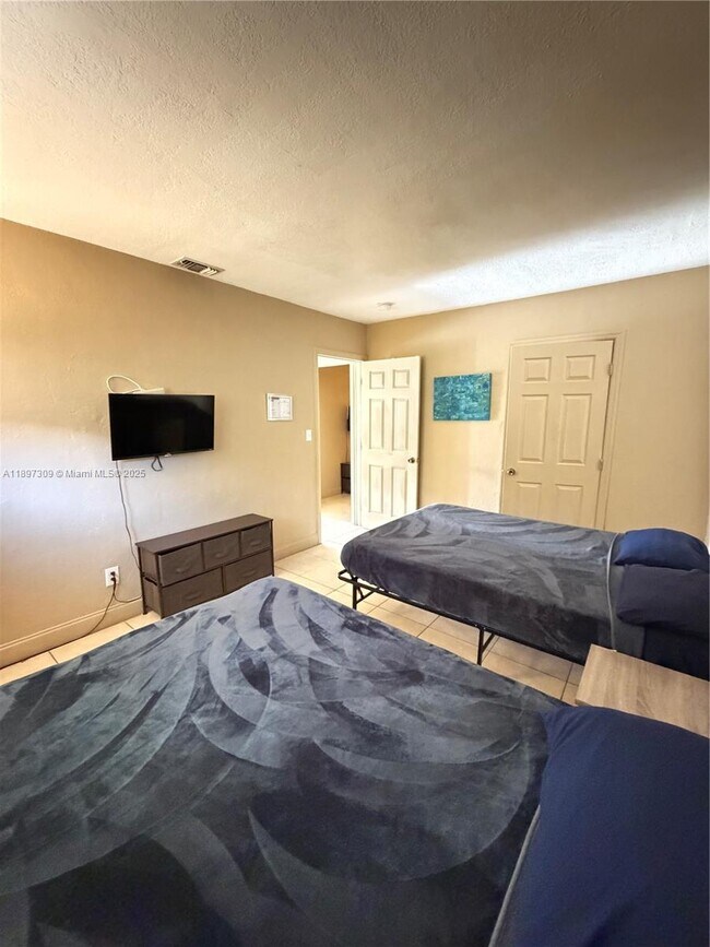 Building Photo - 212 SW 2nd Terrace